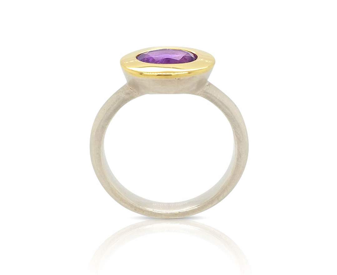 Ring mit Amethyst, Silber und 18 Karat Gold