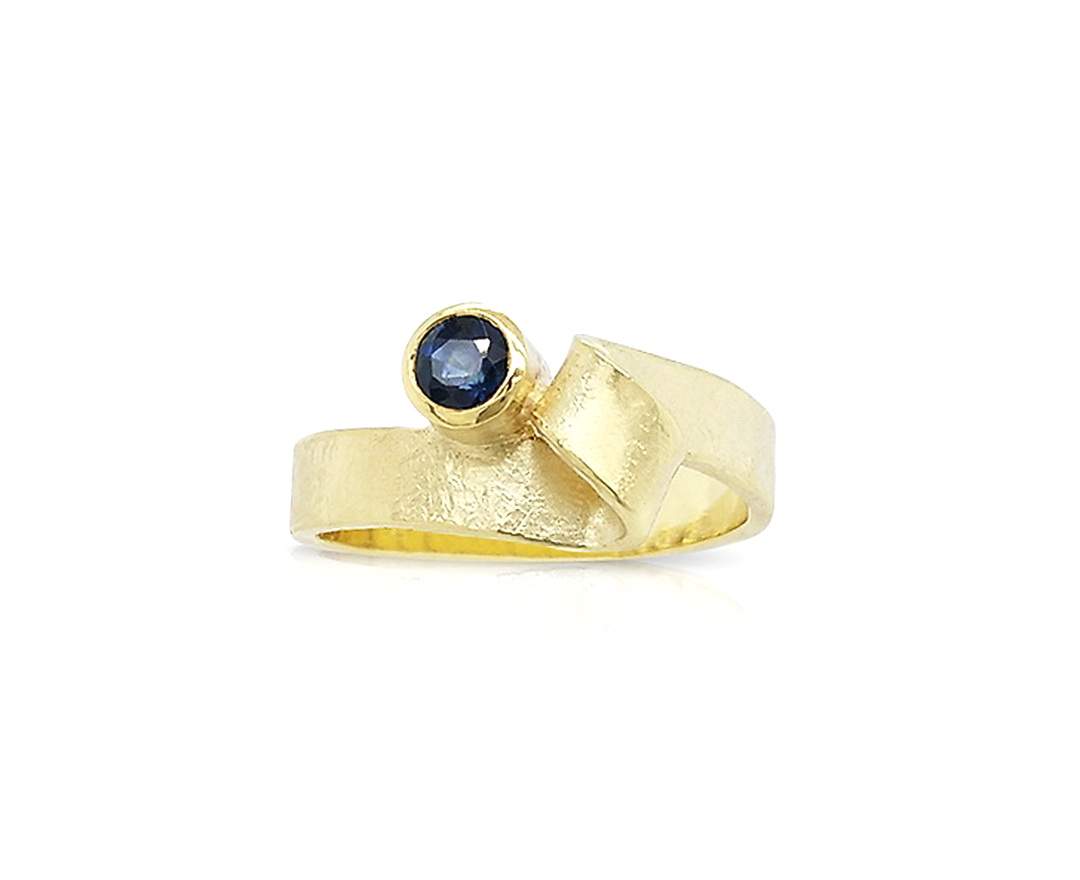 Ring mit blauem Saphir und 585 Gold
