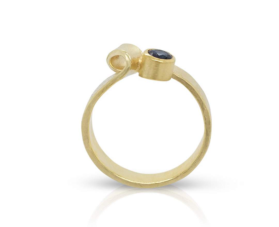 Goldschmiede TRAPEZ - Birgit Johannsen - Ring mit blauem Saphir und 585 Gold