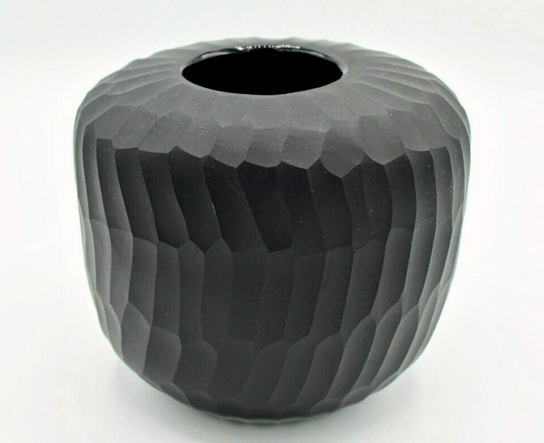 1st Tannendiele - Carved glass vase, schwarz