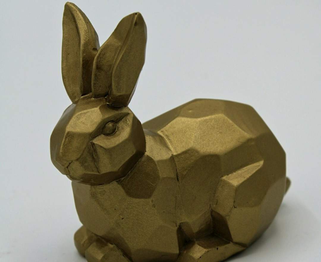 1st Tannendiele - Kleiner goldener Osterhase, liegend