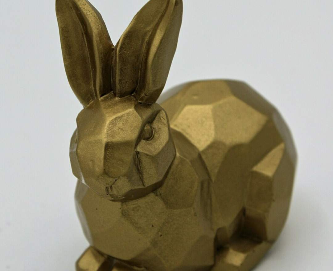 1st Tannendiele - Kleiner goldener Osterhase, liegend