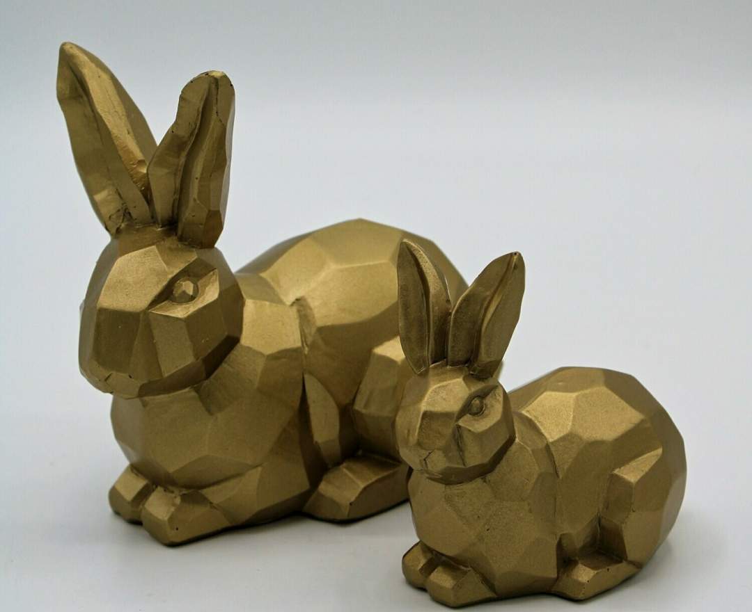 1st Tannendiele - Kleiner goldener Osterhase, liegend