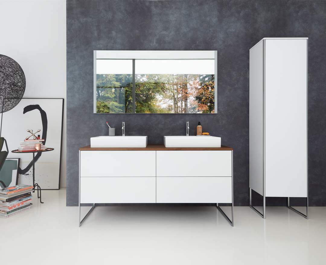 Duravit – Serie XSquare - Moderne Eleganz und Wertigkeit, designed von Kurt Merki Jr. Die Badmöbelserie XSquare verbindet verschiedene Materialien zu etwas ganz Neuem. So treffen die Holzoberflächen der Schränke und Unterbauten auf markante Chromprofile, die sich durch di