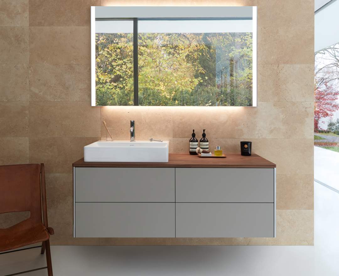 Duravit – Serie XSquare - Moderne Eleganz und Wertigkeit, designed von Kurt Merki Jr. Die Badmöbelserie XSquare verbindet verschiedene Materialien zu etwas ganz Neuem. So treffen die Holzoberflächen der Schränke und Unterbauten auf markante Chromprofile, die sich durch di