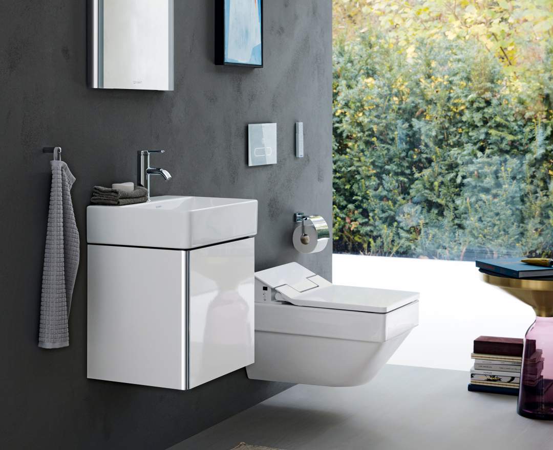 Duravit – Serie XSquare - Moderne Eleganz und Wertigkeit, designed von Kurt Merki Jr. Die Badmöbelserie XSquare verbindet verschiedene Materialien zu etwas ganz Neuem. So treffen die Holzoberflächen der Schränke und Unterbauten auf markante Chromprofile, die sich durch di