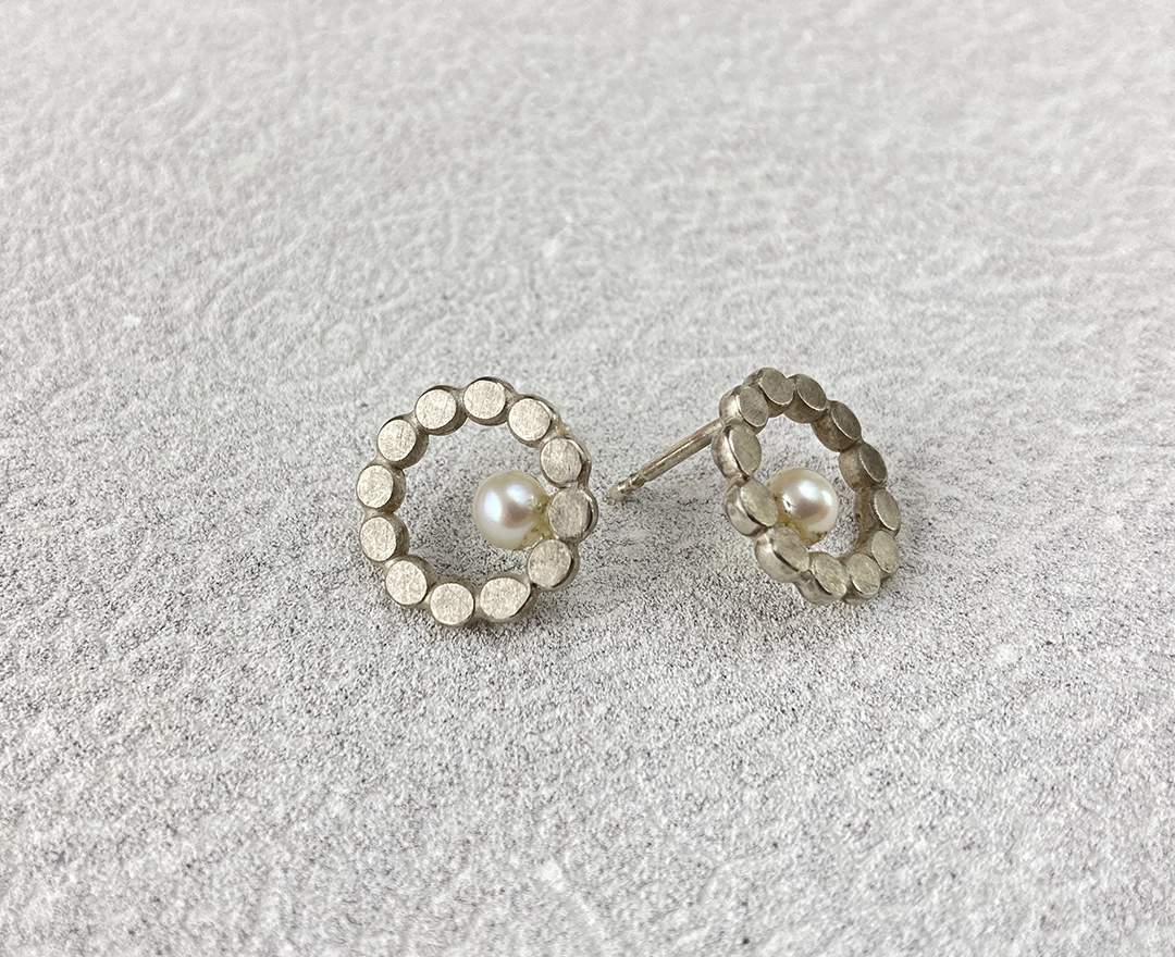 Goldschmiede im Hof Ohrstecker Kreis mit Zuchtperlen L, Silber Goldschmiede im Hof Ohrstecker Kreis mit Zuchtperlen L, Silber