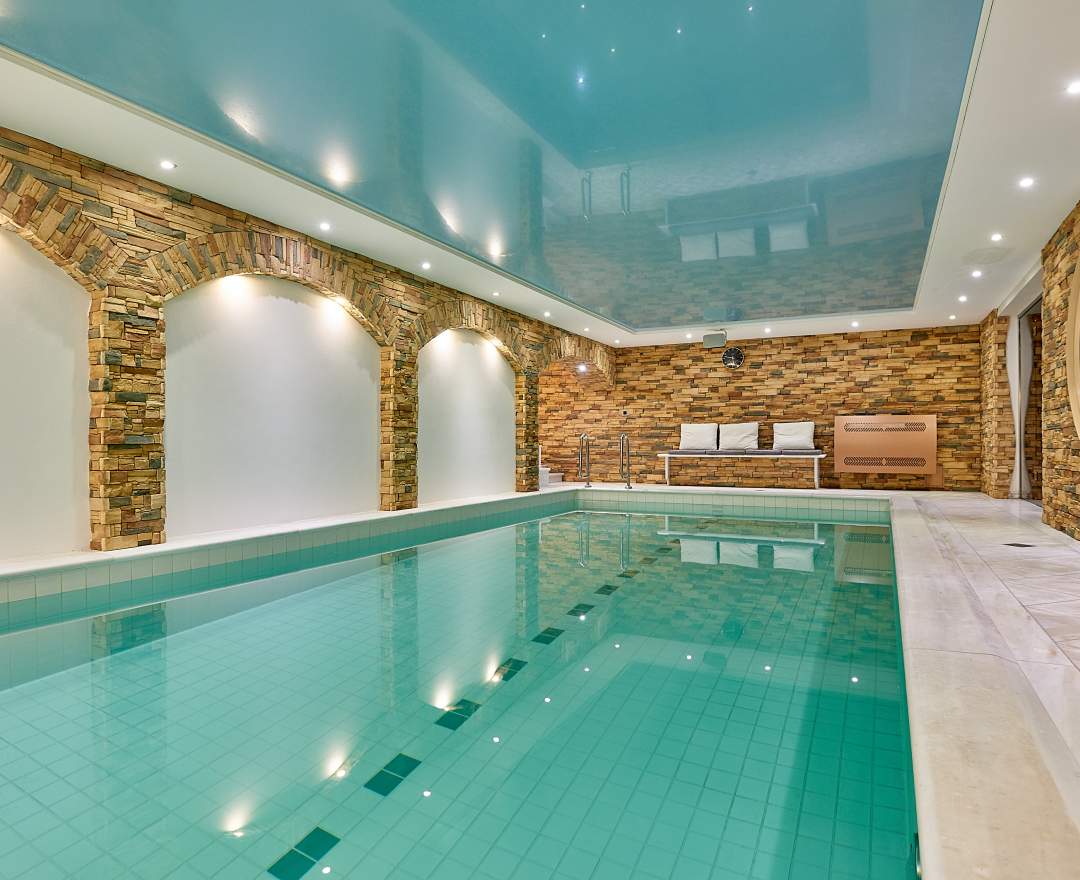 Berlin First GmbH - Villa mit Spa-Bereich und Indoorpool auf 1500 m² uneinsehbarem Grundstück in Toplage