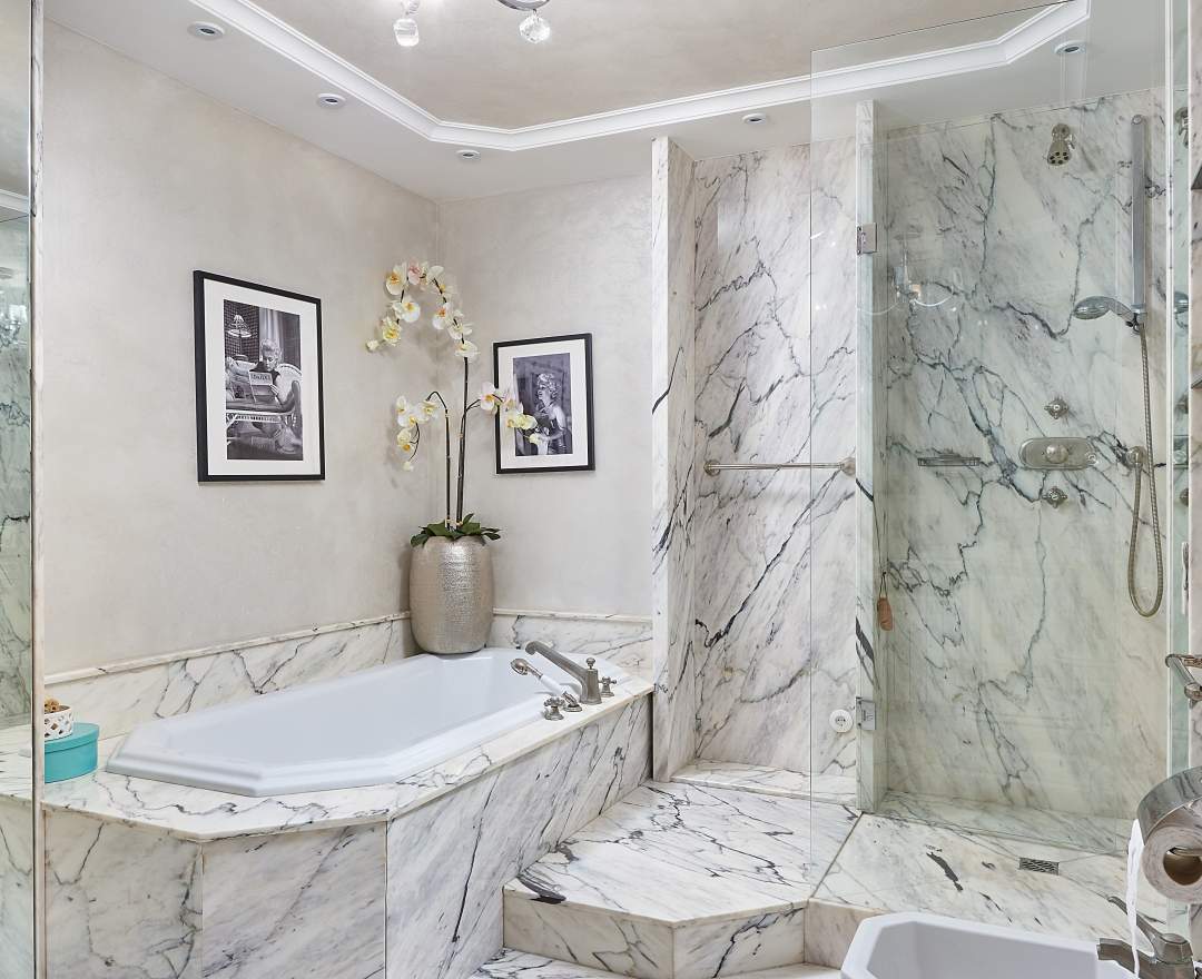 Berlin First GmbH - Villa mit Spa-Bereich und Indoorpool auf 1500 m² uneinsehbarem Grundstück in Toplage