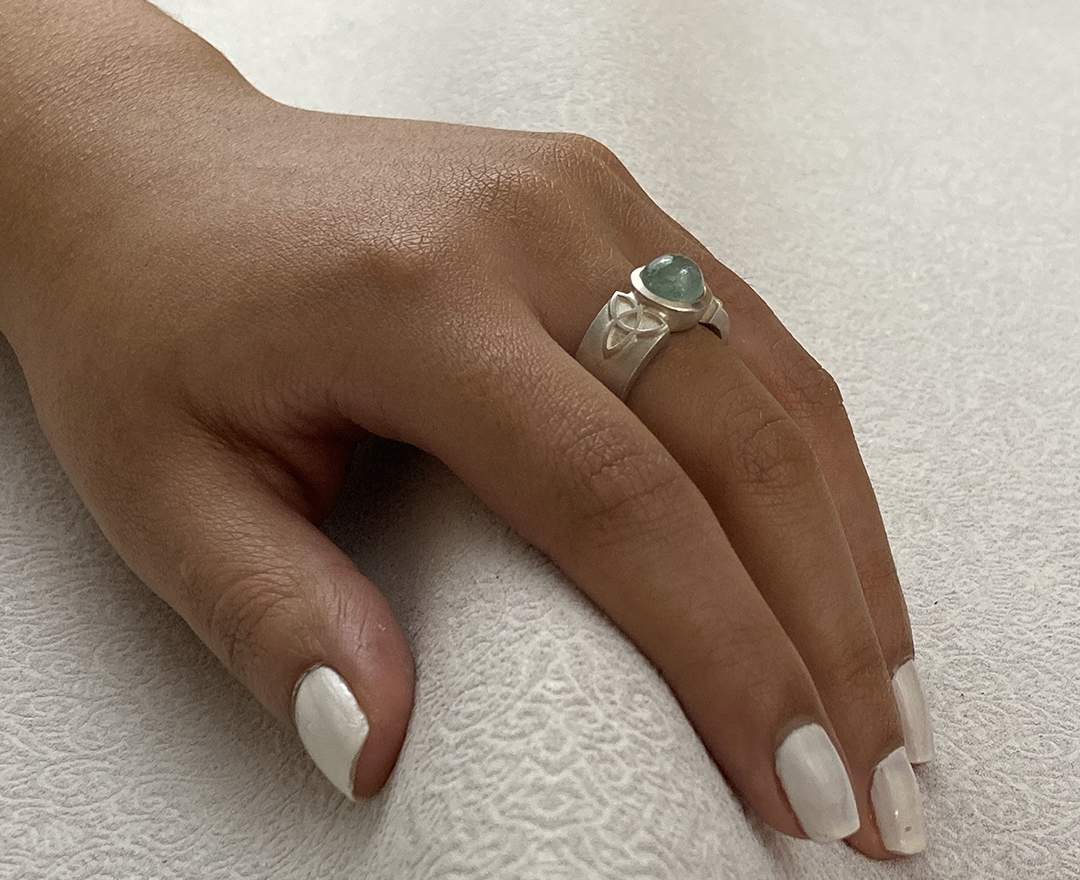 Goldschmiede im Hof Ring mit Aquamarin-Cabochon, Silber Goldschmiede im Hof Ring mit Aquamarin-Cabochon, Silber