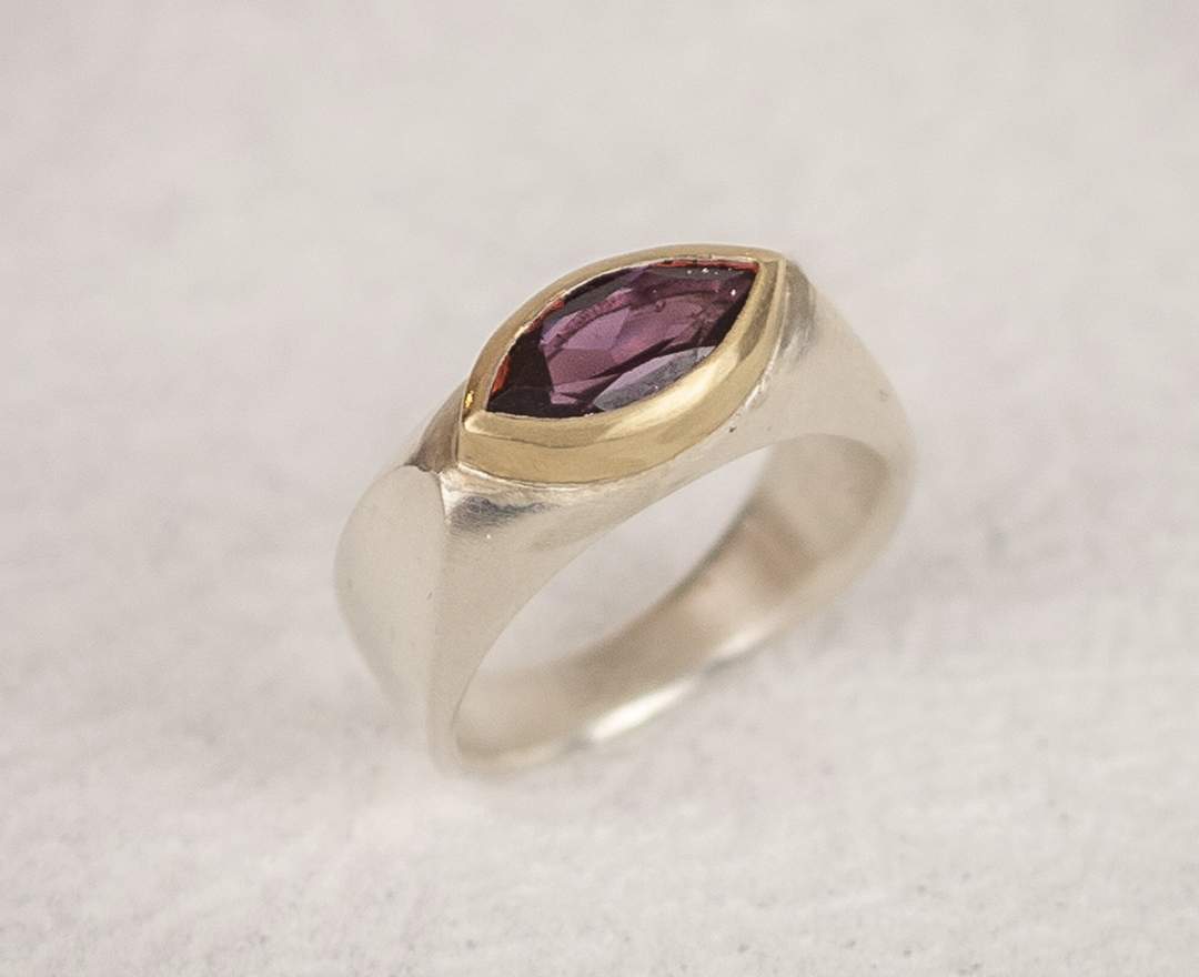 Goldschmiede im Hof Ring mit facettierten Granaten, Gelbgold Goldschmiede im Hof Ring mit facettierten Granaten, Gelbgold
