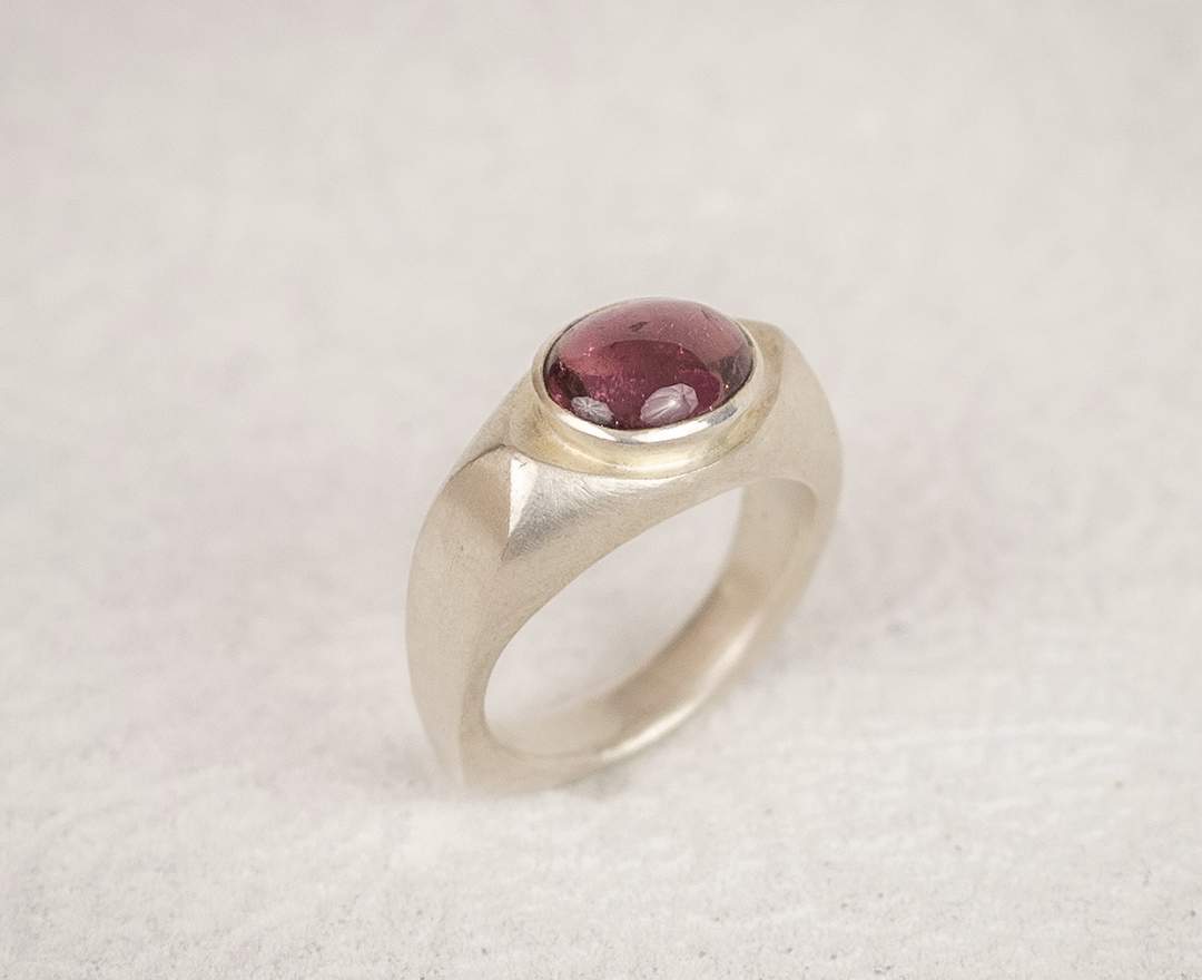 Goldschmiede im Hof Ring mit Granat Cabochon, Silber Goldschmiede im Hof Ring mit Granat Cabochon, Silber