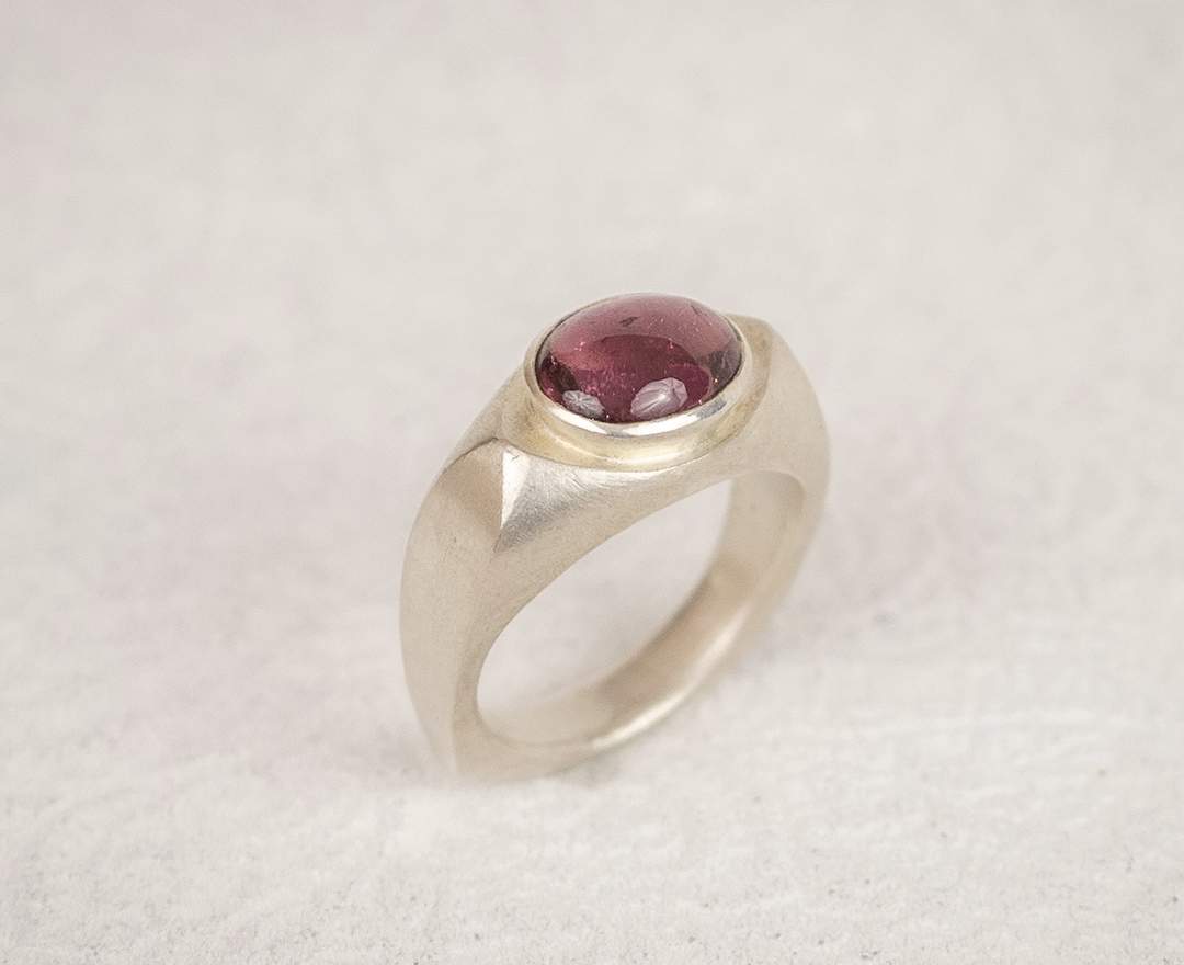 Goldschmiede im Hof - Ring mit Granat Cabochon, Silber