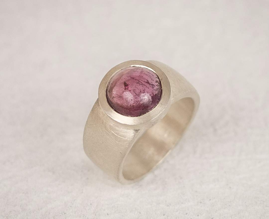 Goldschmiede im Hof - Ring mit Rosa Turmalin Cabochon