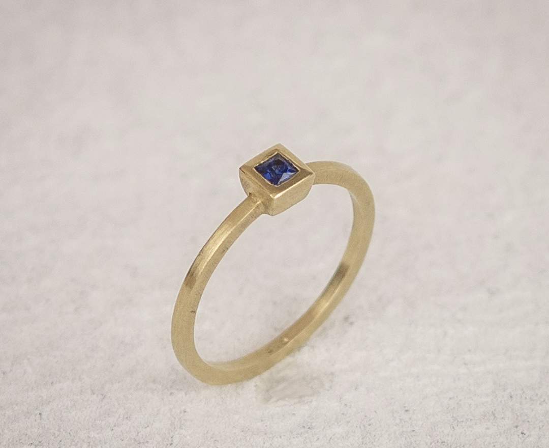 Goldschmiede im Hof Ring mit Blauem Safir, Gold Goldschmiede im Hof Ring mit Blauem Safir, Gold