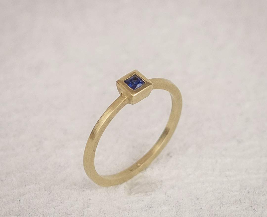 Goldschmiede im Hof - Ring mit Blauem Safir, Gold