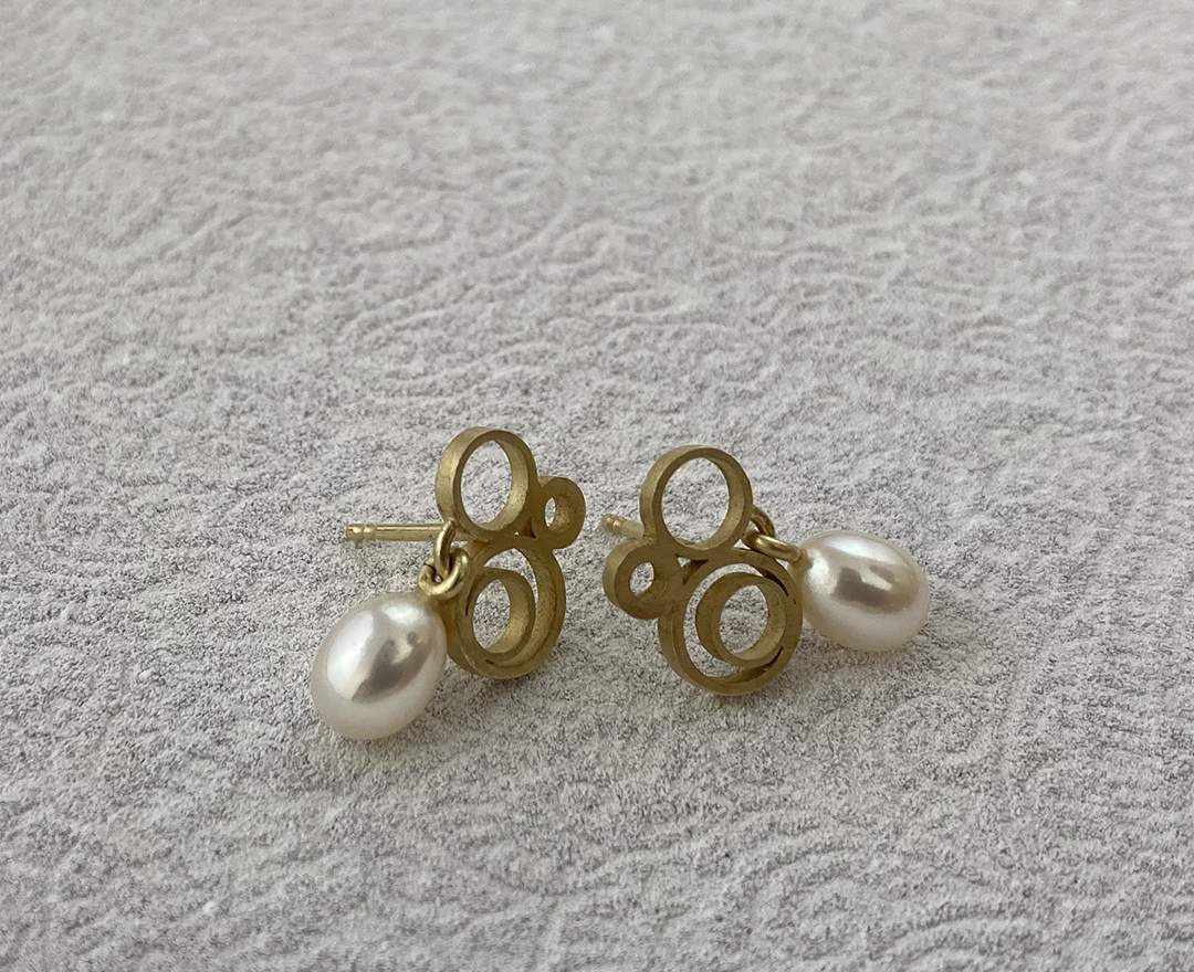 Goldschmiede im Hof Kringelohrstecker Gold mit Perlen Goldschmiede im Hof Kringelohrstecker Gold mit Perlen