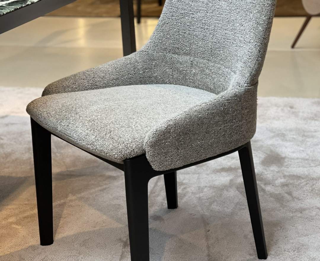 Molteni&C Stuhl DEVON von Molteni&C, Eleganter Esszimmerstuhl mit geschlossener Rückenlehne, Neuheit 2020