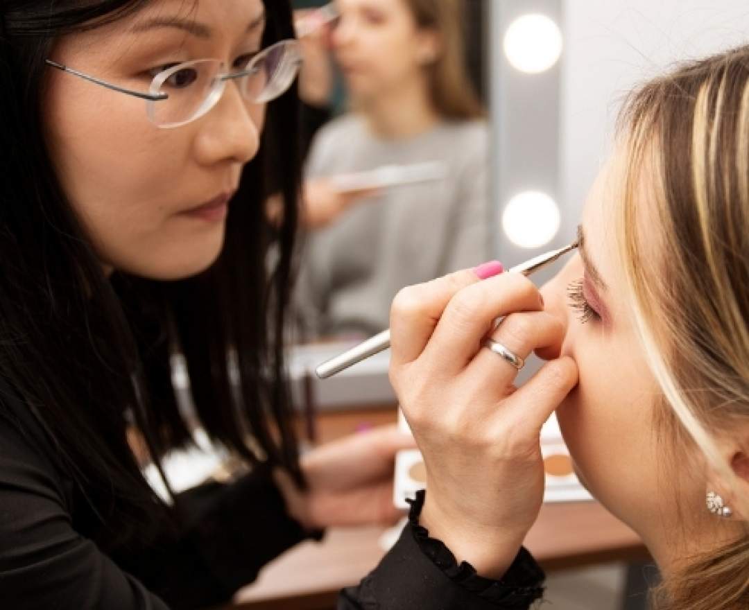 VERBA. SUCCESS IN BUSINESS® Make-up für private und berufliche Anlässe VERBA. SUCCESS IN BUSINESS® Make-up für private und berufliche Anlässe