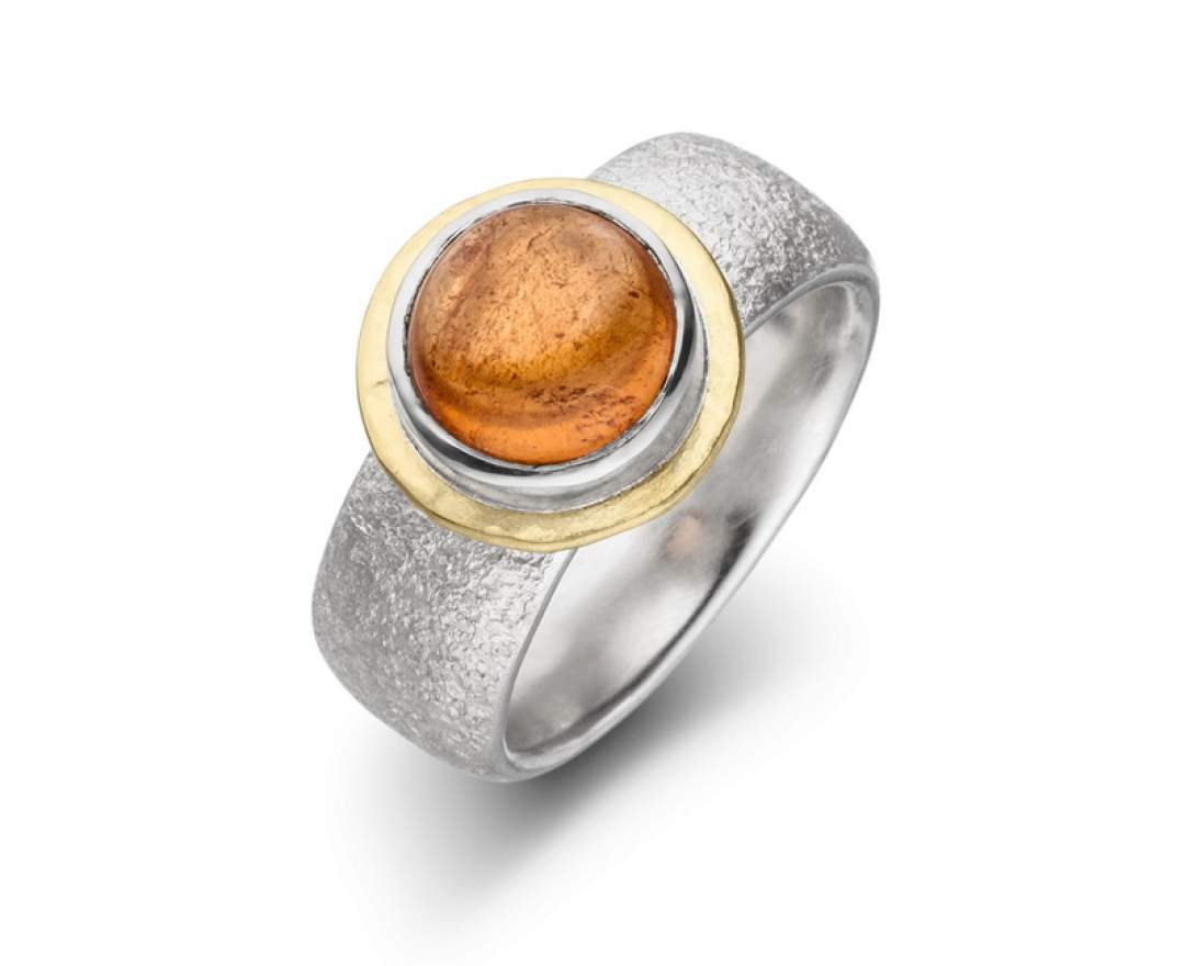 Goldschmiede TRAPEZ - Birgit Johannsen Ring mit Mandaringranat, Silber und 14 Karat Gold