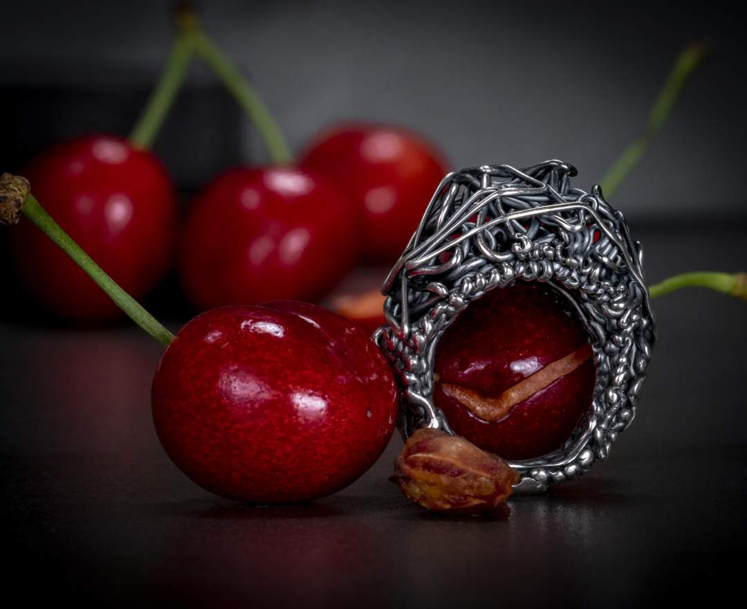Nicht von dieser Welt, Schmuck, der verzaubert. Silber Gold Brillanten, oxidiert, poliert, mattiert, geschmolzen und geschmiedet. Ring. Armschmuck. Collier. Nicht von dieser Welt, Schmuck, der verzaubert. Silber Gold Brillanten, oxidiert, poliert, mattiert, geschmolzen und geschmiedet. Ring. Armschmuck. Collier.