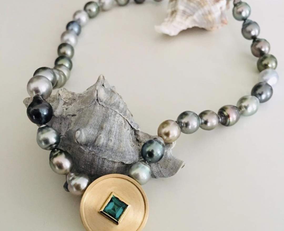 GOLDSCHMIEDE Martina Preuß Tahiti-Perlenkette mit Mittelverschluss aus 750 Gold und Turmalin