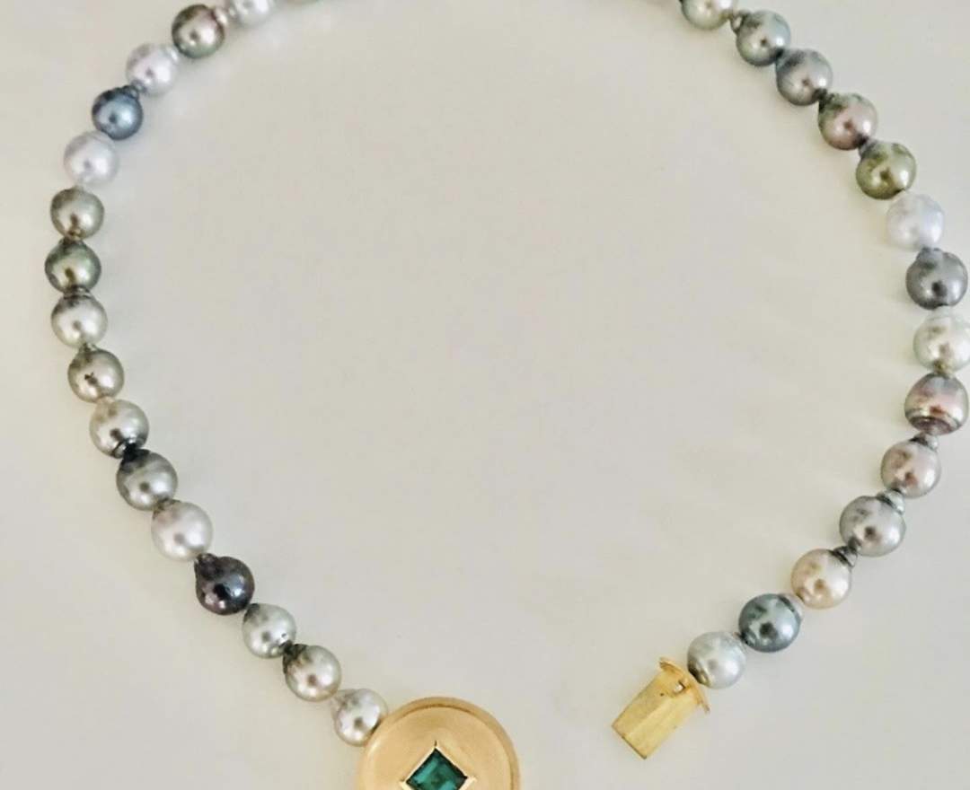 GOLDSCHMIEDE Martina Preuß - Tahiti-Perlenkette mit Mittelverschluss aus 750 Gold und Turmalin