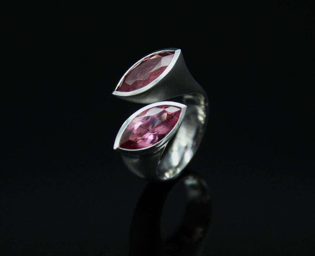 Goldschmiede Sabine Pluyter Ring 750 Weißgold mit rosa` Turmalinen Goldschmiede Sabine Pluyter Ring 750 Weißgold mit rosa` Turmalinen