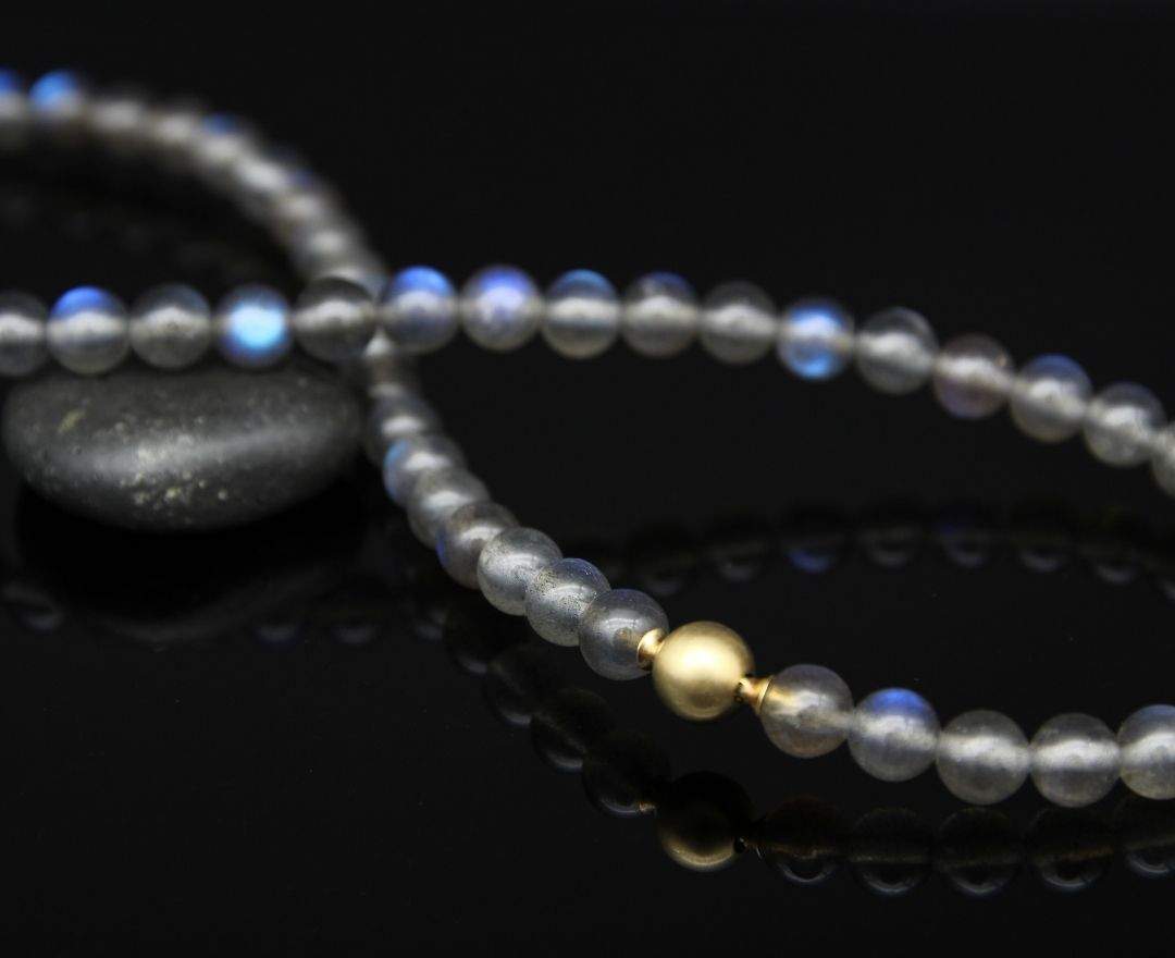 Goldschmiede Sabine Pluyter Collier Labradorit mit 750 Goldschließe Goldschmiede Sabine Pluyter Collier Labradorit mit 750 Goldschließe