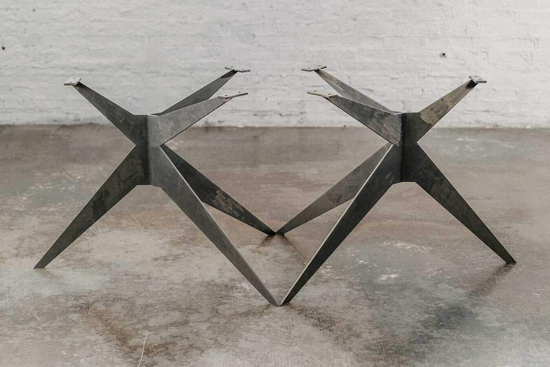 wohnsektion Tischgestell als Mittelfuß aus Stahl