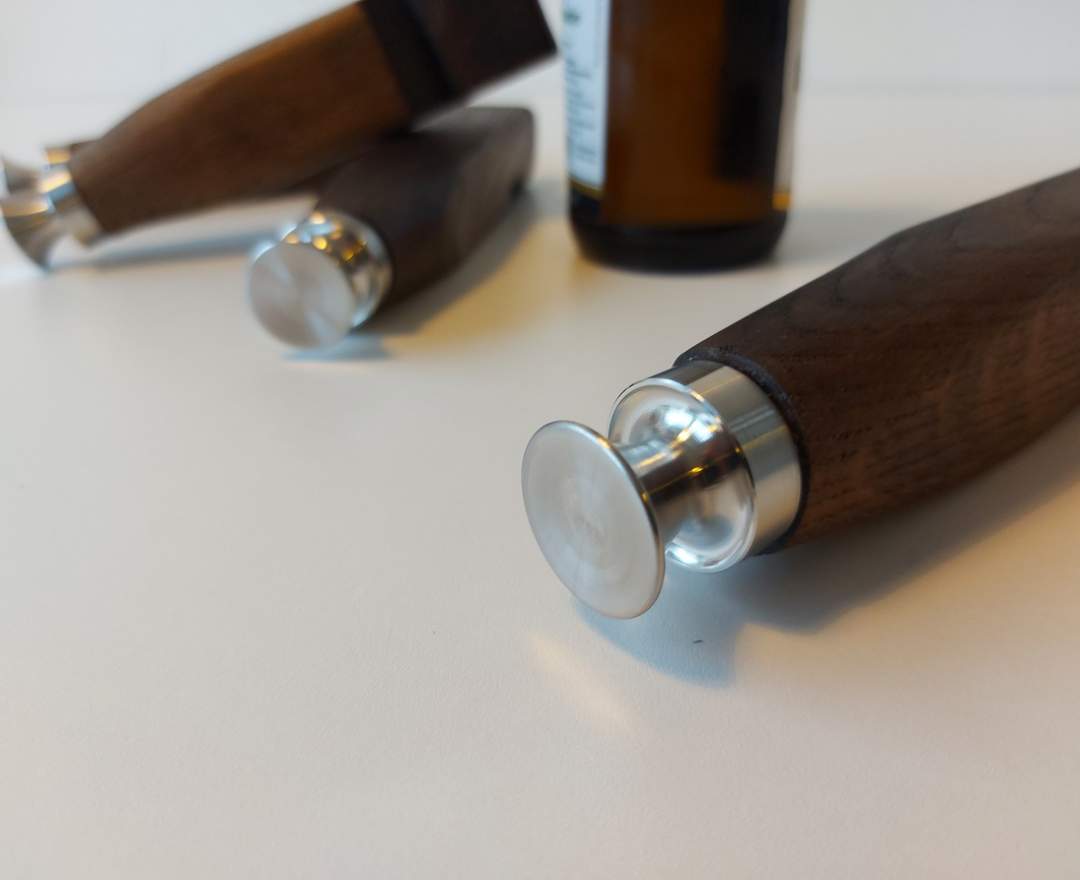 Tonnenglück Edler Edelstahl-Flaschenöffner mit Griff aus Weinfass-Daube