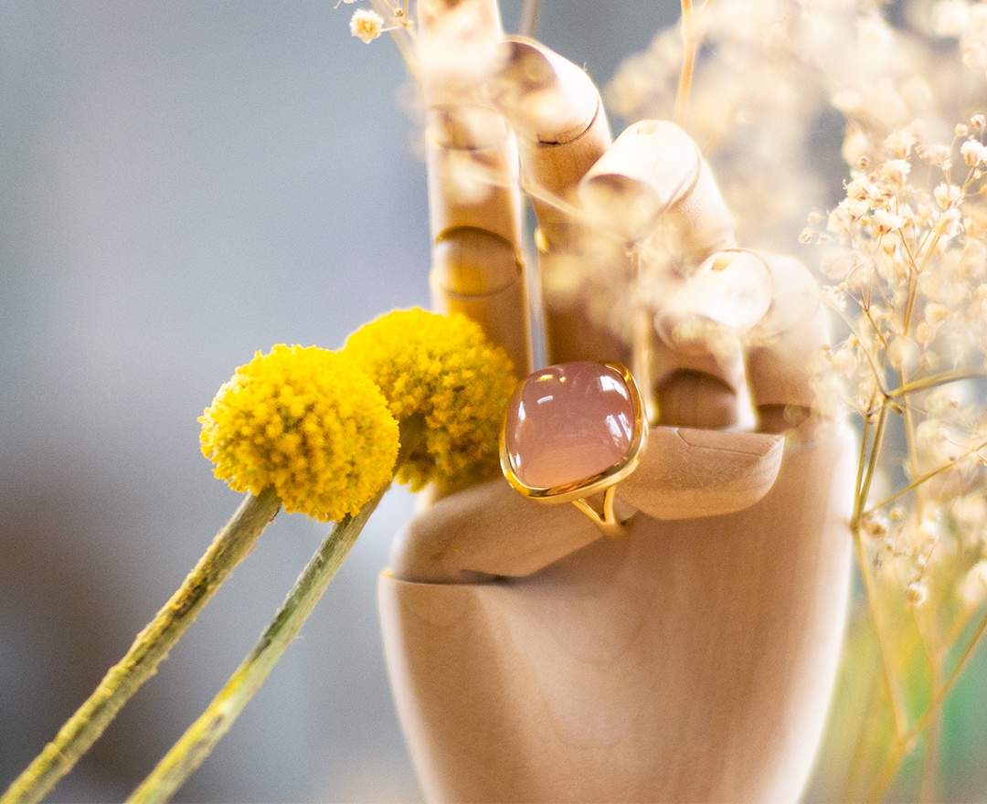 Die Schmuckschneiderin Ring aus 750/000 Roségold mit einem Rosenquarz-Cabochon