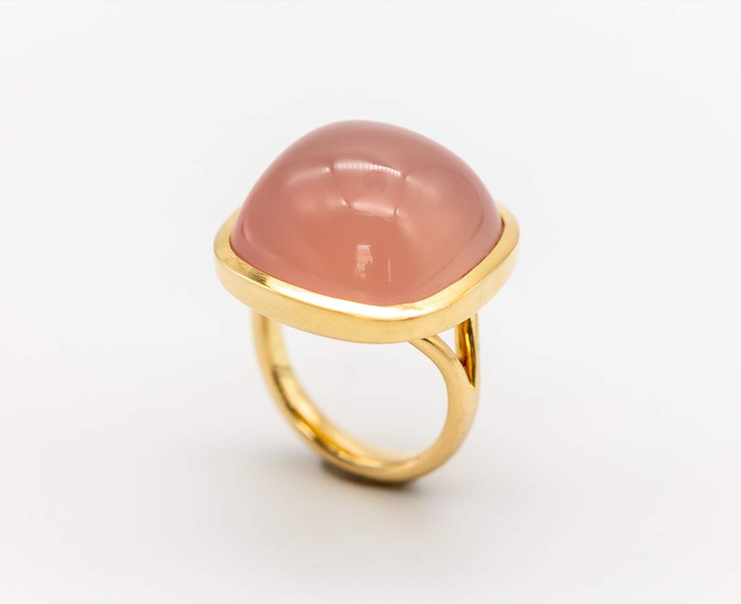 Die Schmuckschneiderin - Ring aus 750/000 Roségold mit einem Rosenquarz-Cabochon