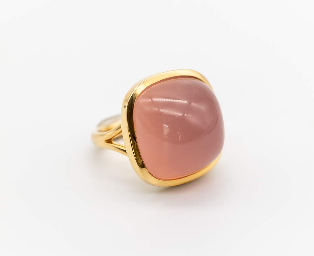 Die Schmuckschneiderin - Ring aus 750/000 Roségold mit einem Rosenquarz-Cabochon