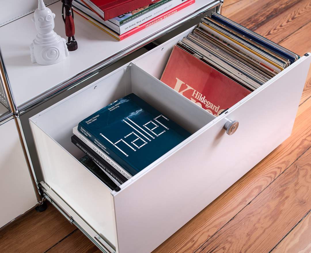 USM Haller - Sideboard mit Klappe und Schublade reinweiss