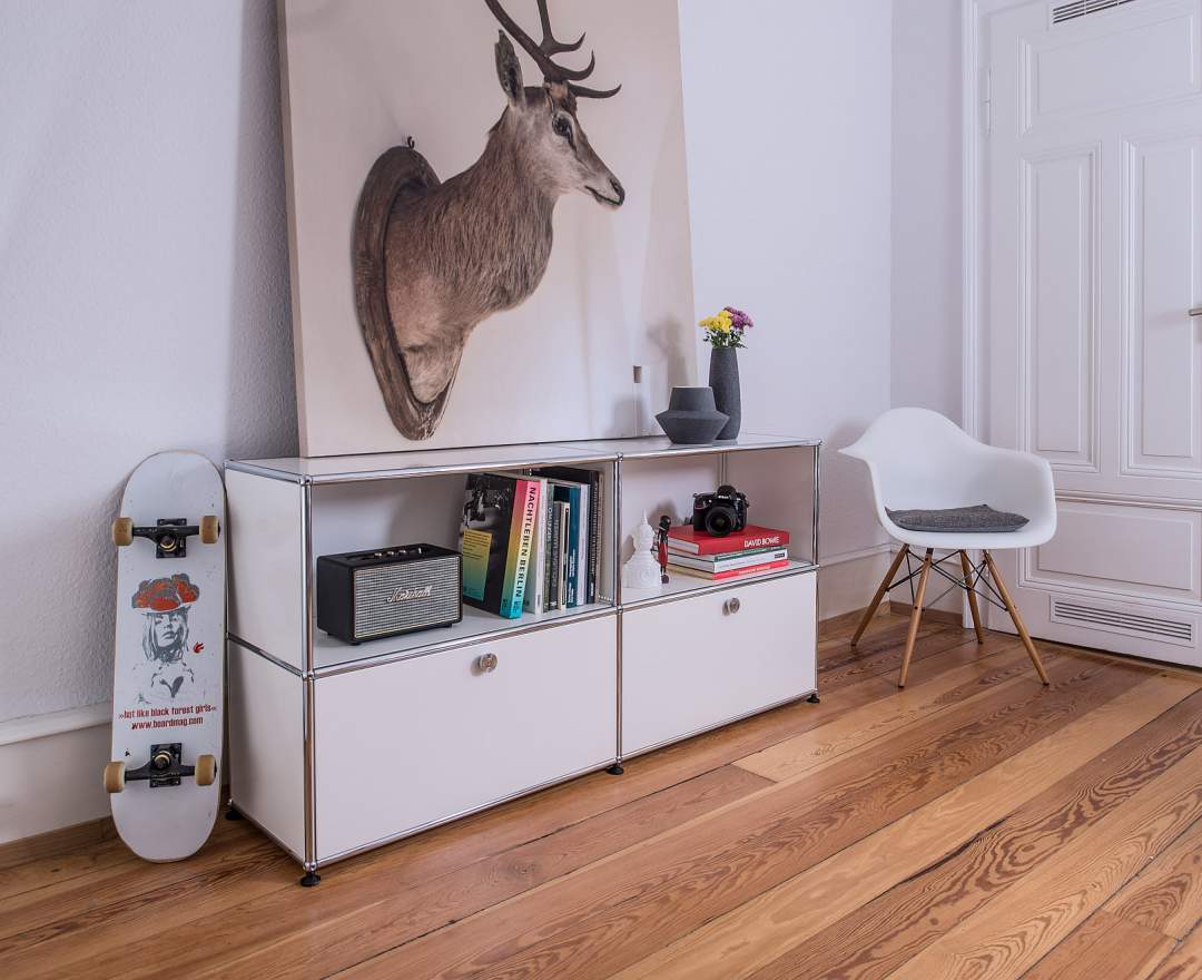 USM Haller - Sideboard mit Klappe und Schublade reinweiss