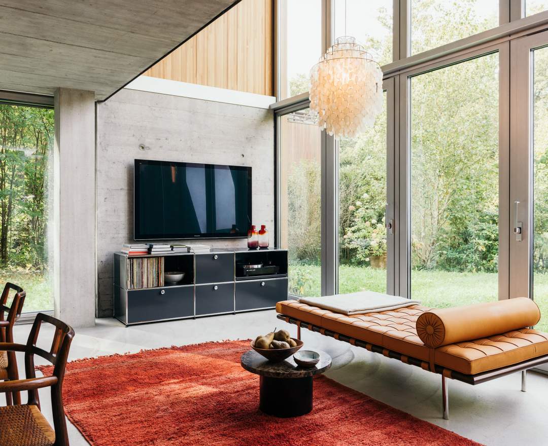 USM Haller - Sideboard mit Klappen und Auszug anthrazitgrau