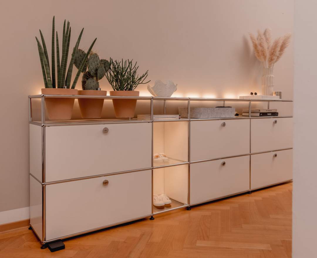 USM Haller - Sideboard mit indirekter Beleuchtung und Pflanzenelement reinweiss