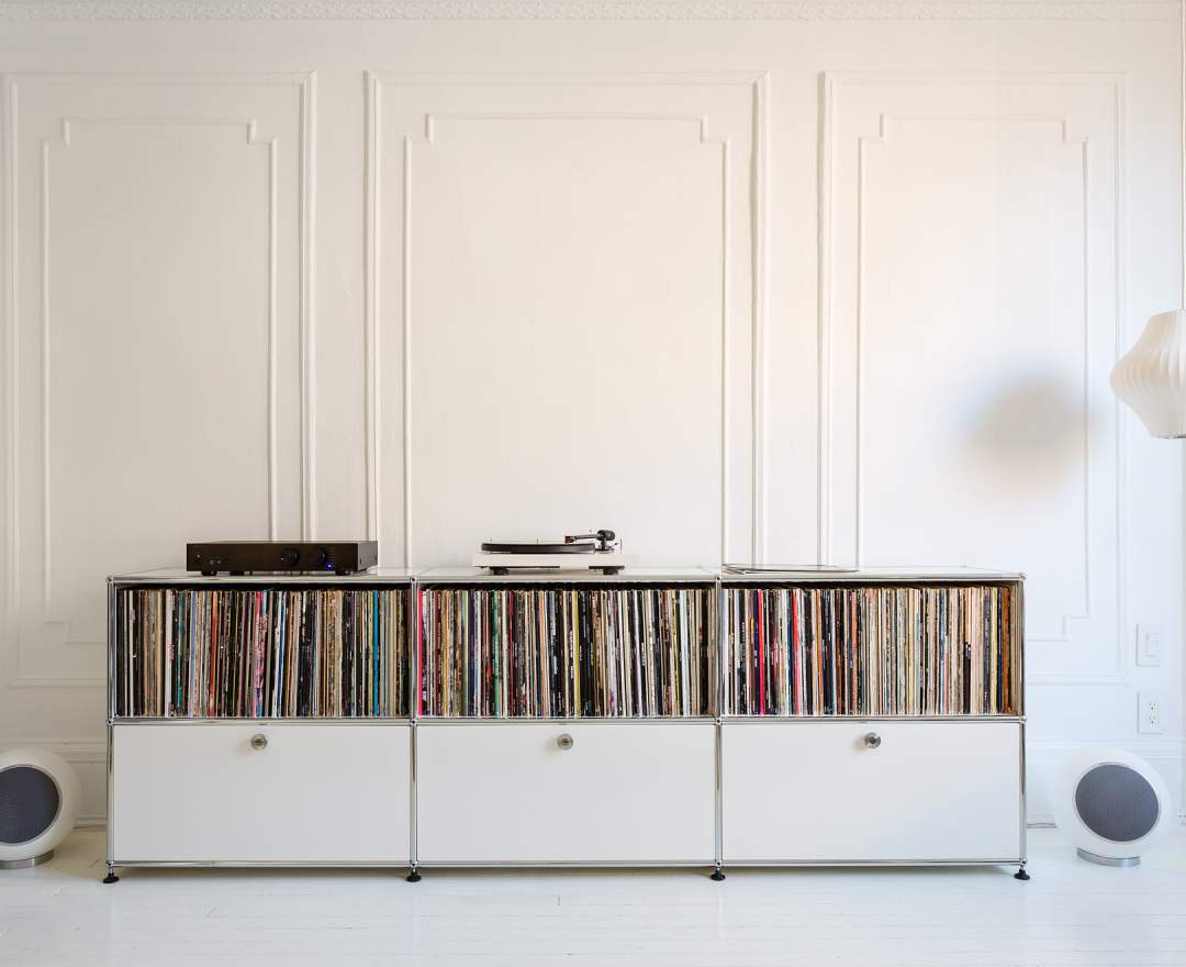 USM Haller Sideboard mit 3 Klappen und offenen Fächern reinweiss USM Haller Sideboard mit 3 Klappen und offenen Fächern reinweiss