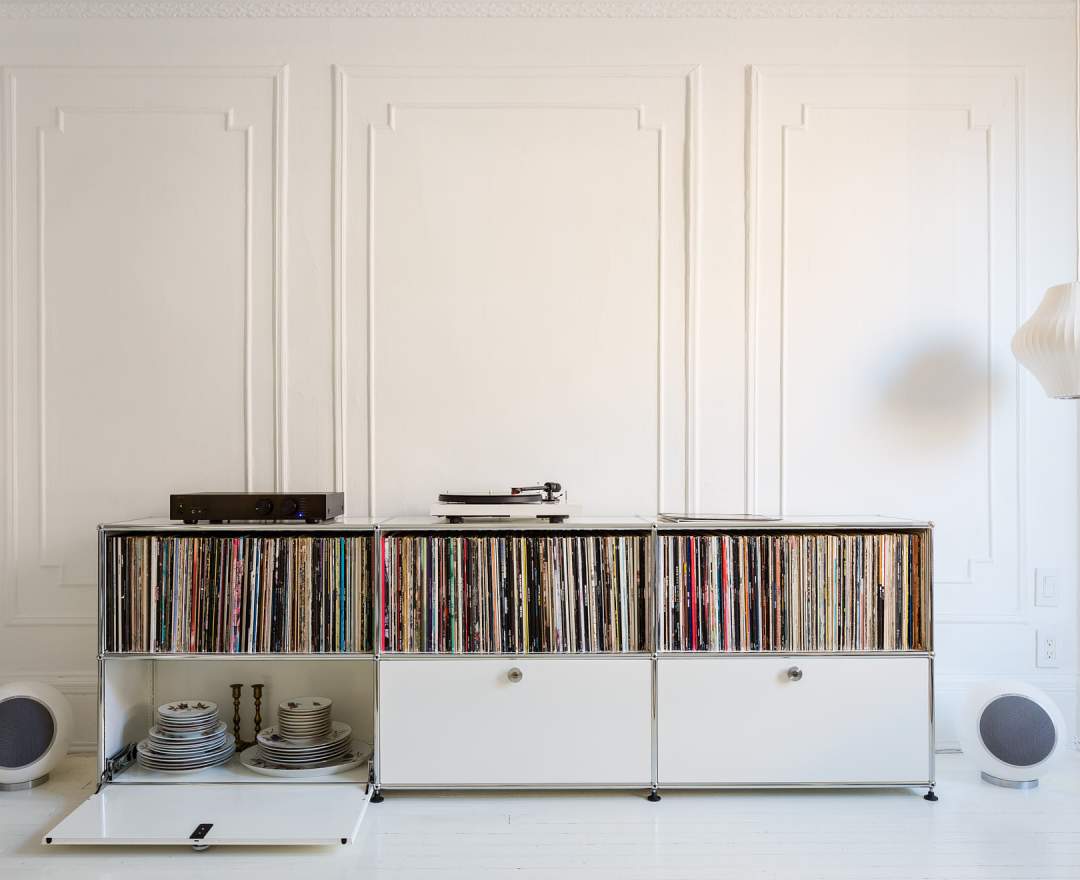 USM Haller - Sideboard mit 3 Klappen und offenen Fächern reinweiss