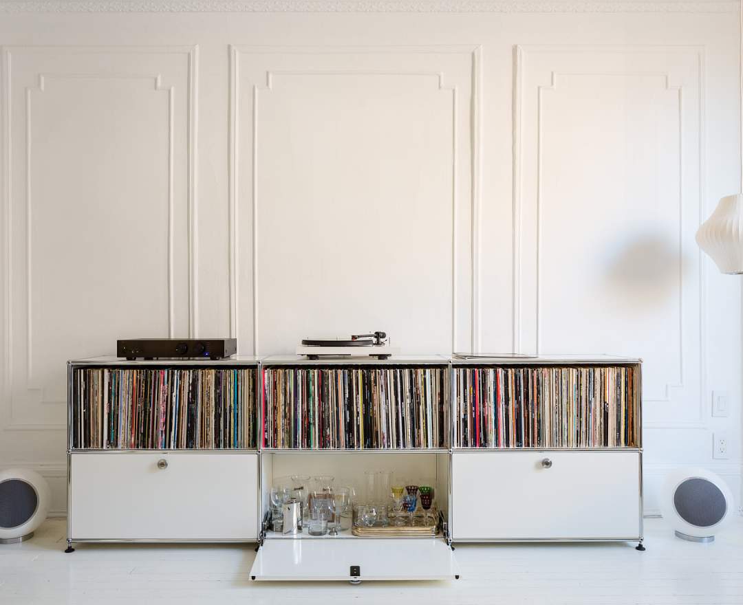 USM Haller - Sideboard mit 3 Klappen und offenen Fächern reinweiss