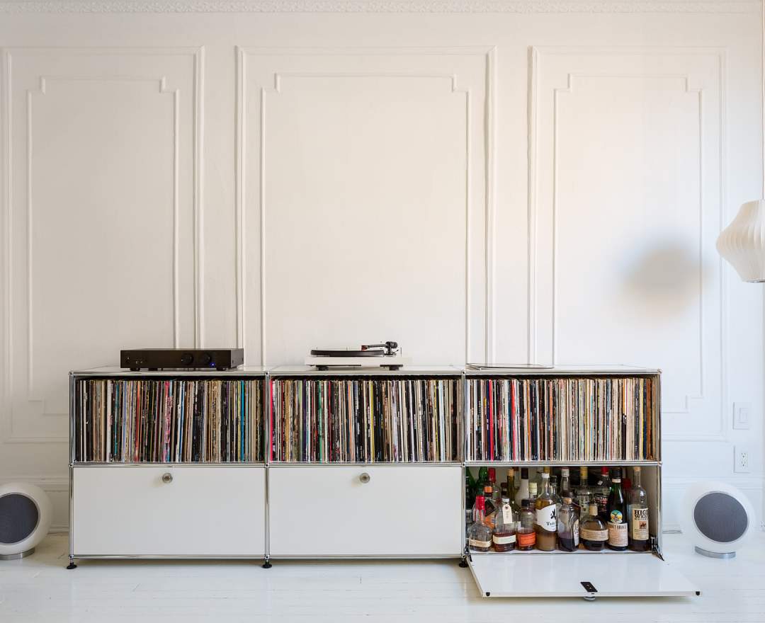 USM Haller - Sideboard mit 3 Klappen und offenen Fächern reinweiss