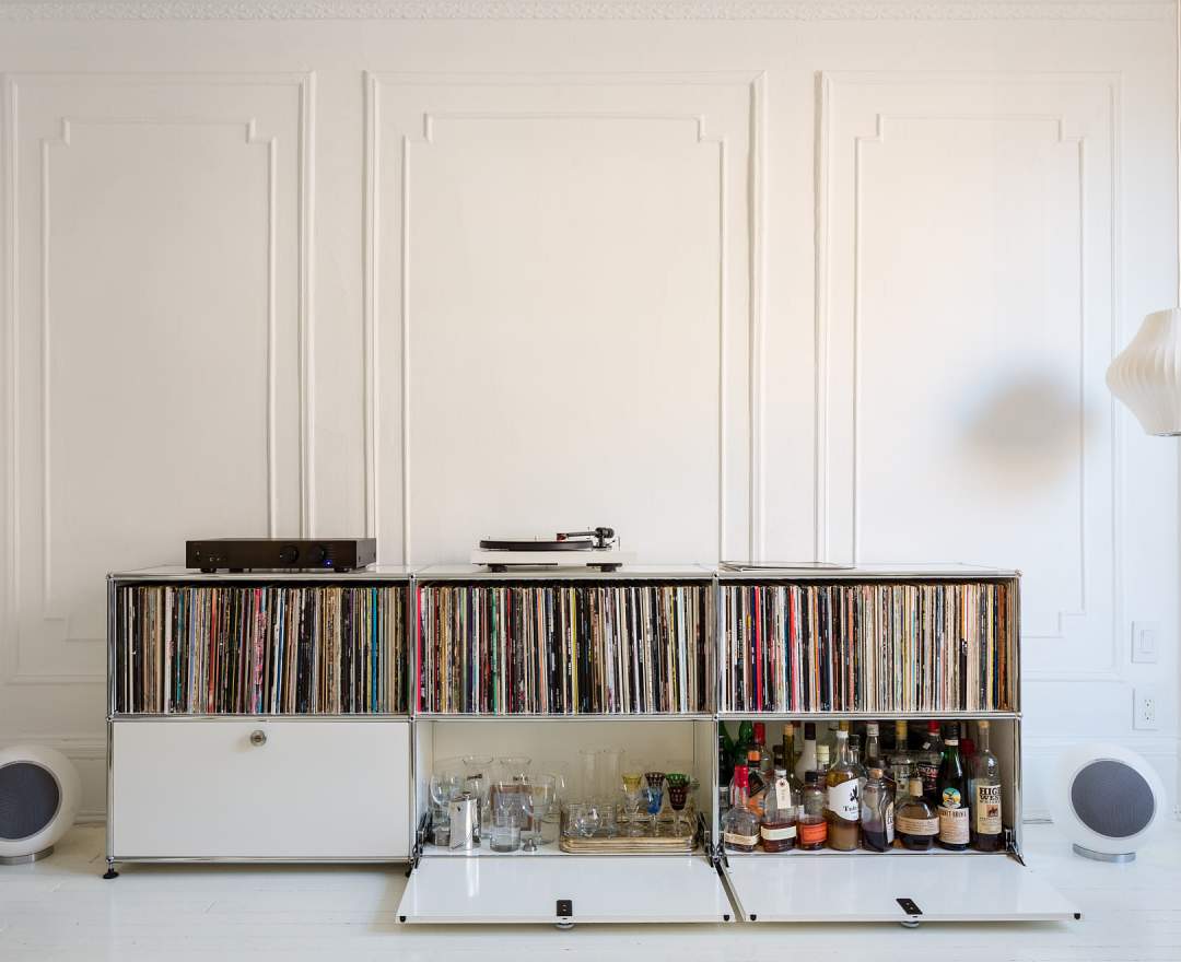 USM Haller - Sideboard mit 3 Klappen und offenen Fächern reinweiss