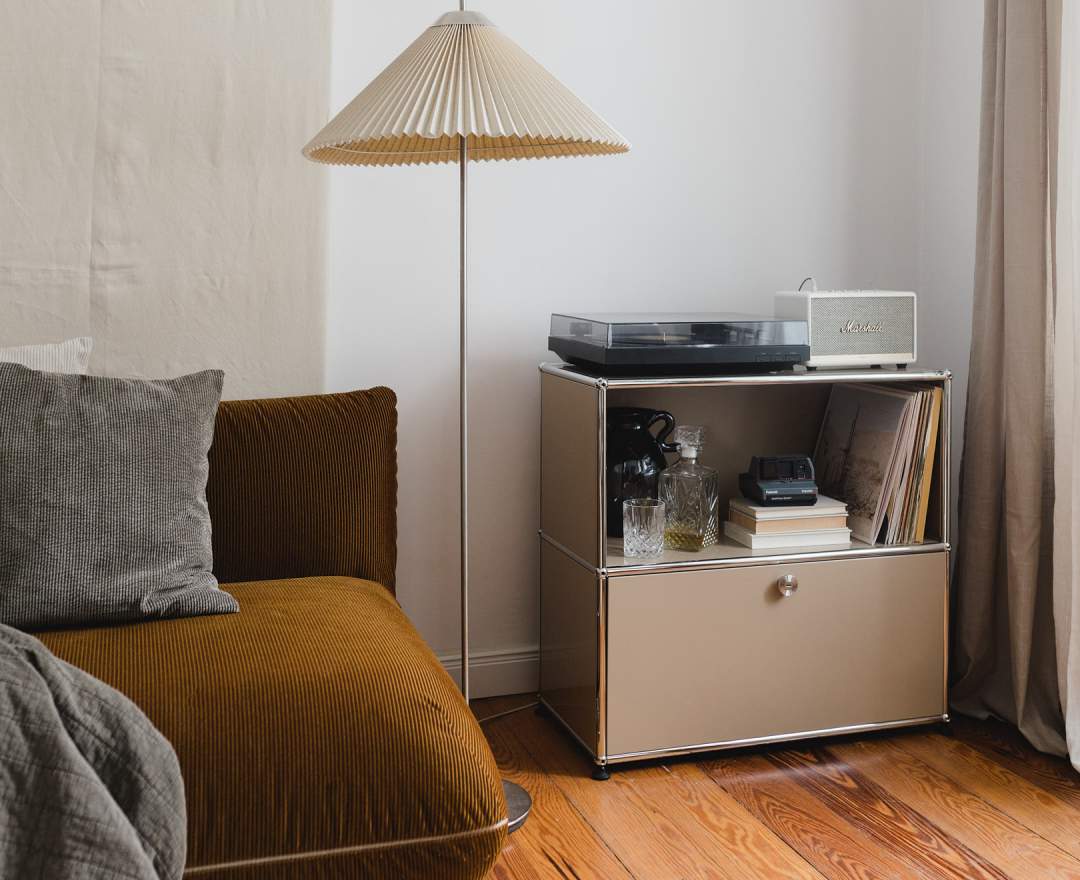 USM Haller - Regal 2 OH mit Klappe und einem offenen Fach beige