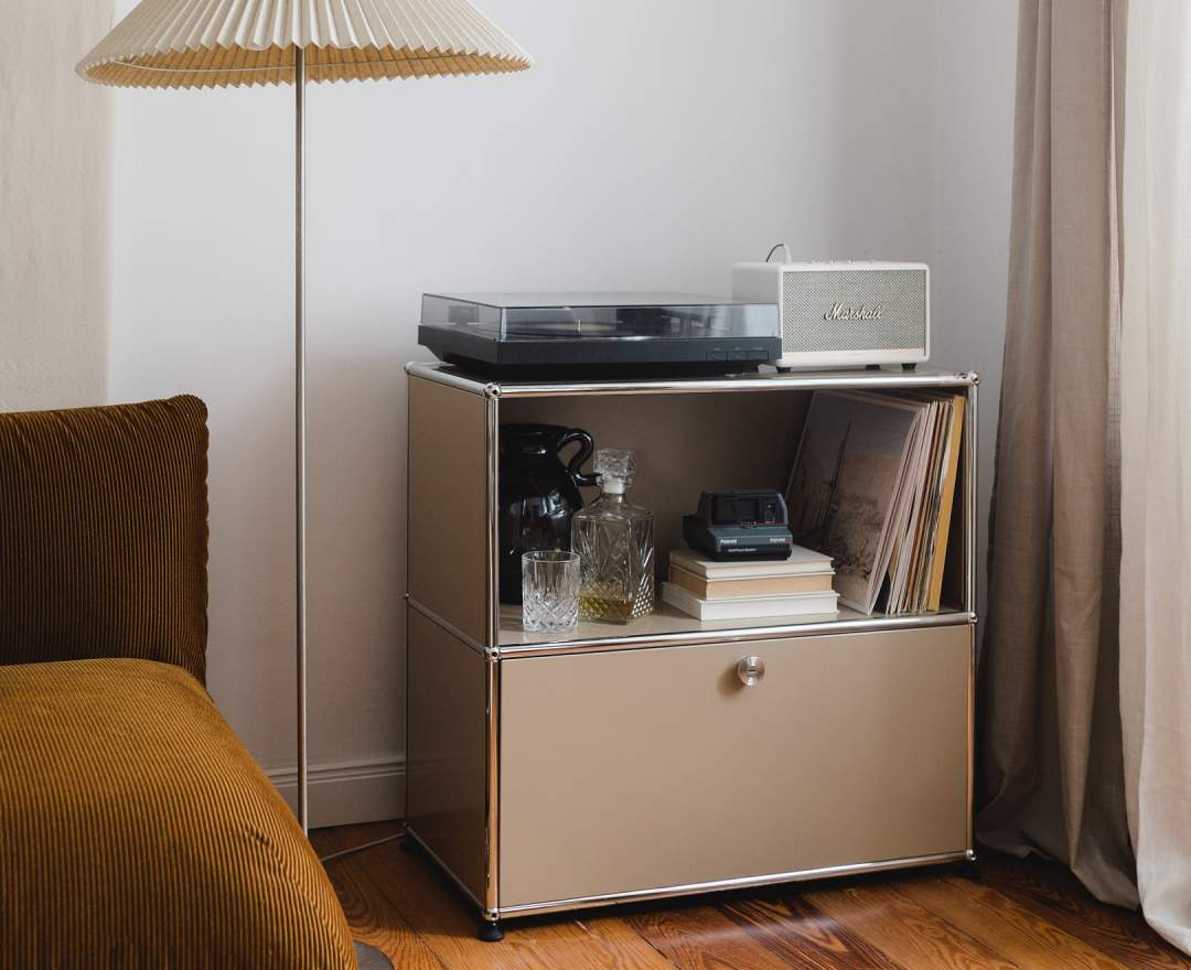 USM Haller - Regal 2 OH mit Klappe und einem offenen Fach beige