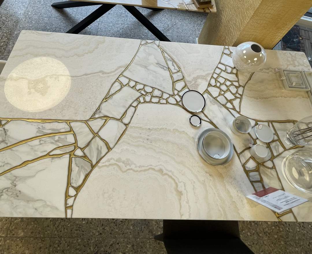Wohnkultur Düsseldorf „Perfekte Harmonie: Esstisch Onyx in Weiß mit Calacatta Marmor und Resina-Goldadern“, Unikat Wohnkultur Düsseldorf „Perfekte Harmonie: Esstisch Onyx in Weiß mit Calacatta Marmor und Resina-Goldadern“, Unikat