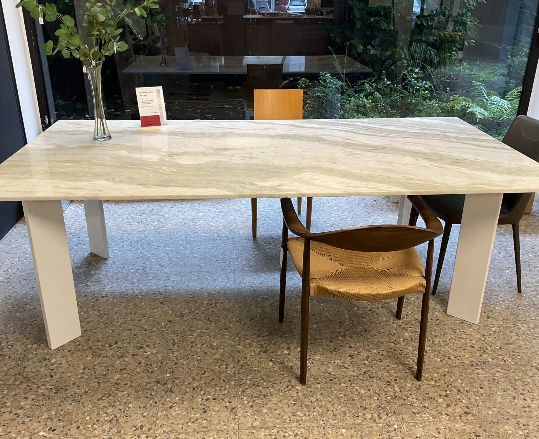 Wohnkultur Düsseldorf - Handgefertigter Marmor-Tisch „Fiore“, Unikat