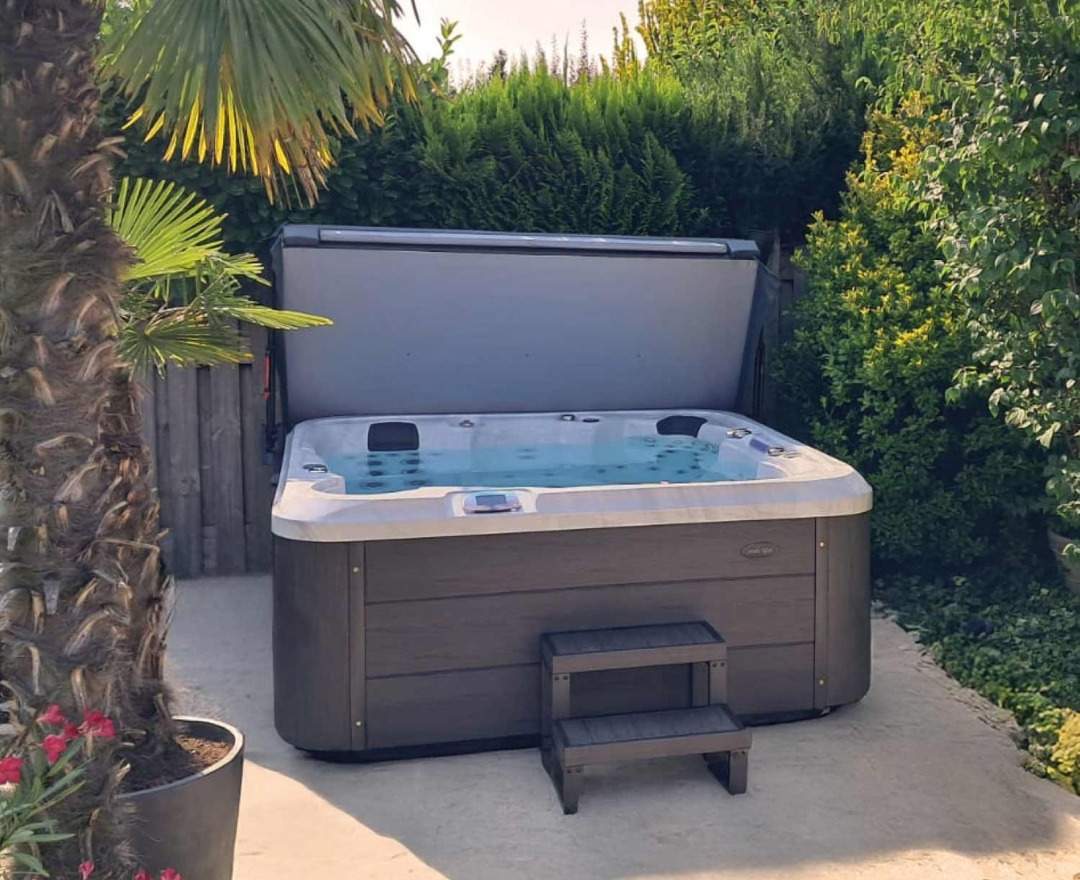 vivo spa® - WELUXIA 504 N - Outdoor Whirlpool