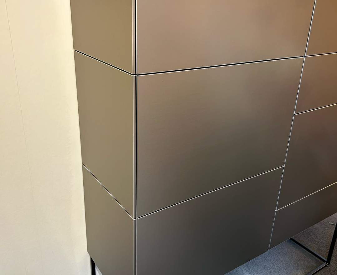 Kettnaker - Kettnaker Soma – Highboard Alu Bronzehell 120 x 138 x 37 cm