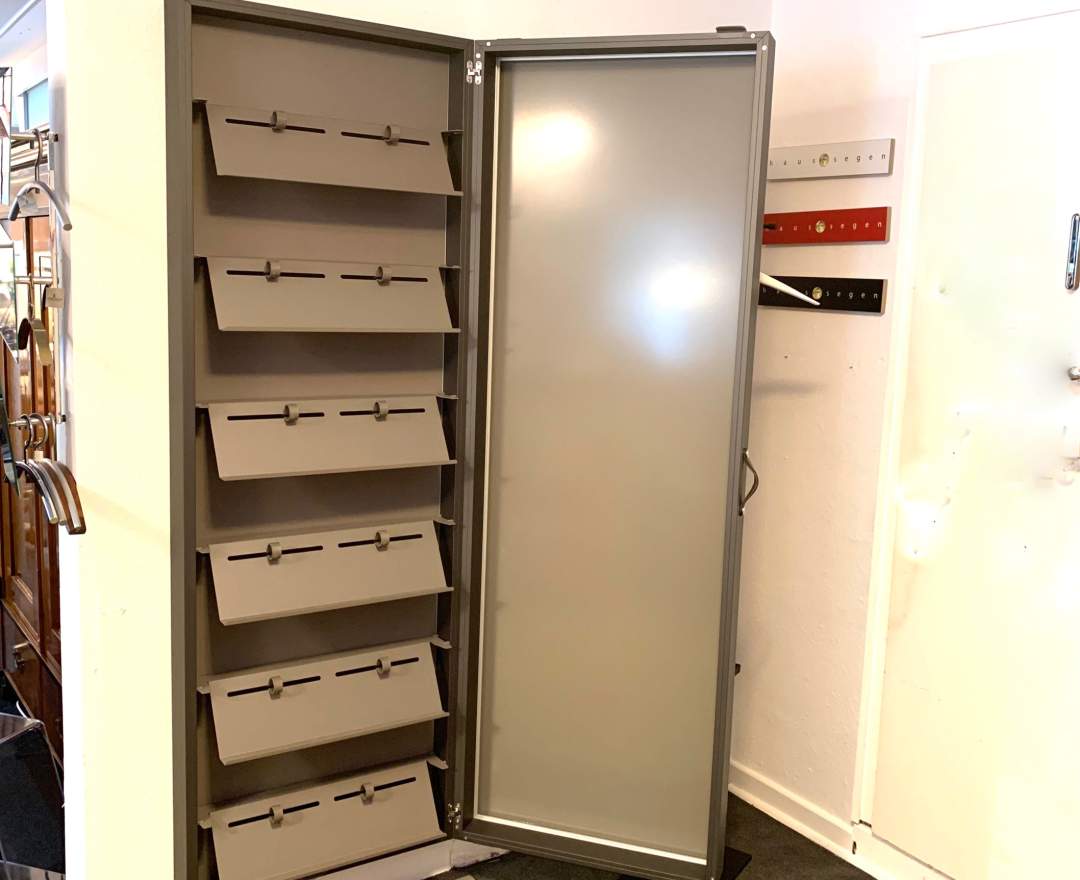 Kristalia - Kristalia BoxOne Footbox – Wandhängender Schuhschrank mit Spiegelfront